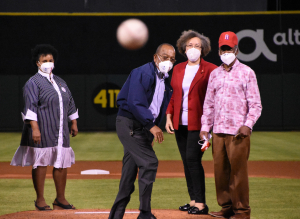 Director de CONAVIHSIDA lanza primera  bola en Día Mundial del VIH y Sida