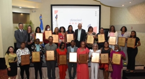 CONAVIHSIDA entrega un reconocimiento a esos servidores y resalta su sentido de solidaridad humana y su vocación de servicio