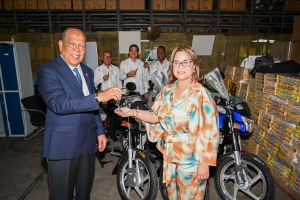 CONAVIHSIDA entrega equipos al SNS para mejorar el Sistema Único de Transporte de Muestras