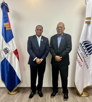 El director de CONAVIHSIDA y el Contralor de la República sostienen un intercambio de impresiones